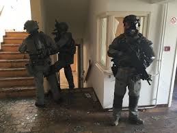 They also are used to secure locations, neutralize various targets, track down violent fugitives and sometimes conduct sniper involved operations. Anti Terror Einheit Halt In Bullinger Rathaus Ubung Ab