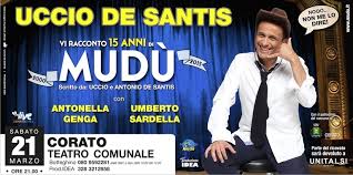 Geniale e frizzante comico di origini pugliesi, viene presto insignito del premio gino bramieri che firma la sua ascesa sui palcoscenici delle tv nazionali (ne la sai l'ultima?) prima, e in ampi spazi nelle tv regionali poi. Corato Torna A Teatro Uccio De Santis Vi Racconto 15 Anni Di Mudu
