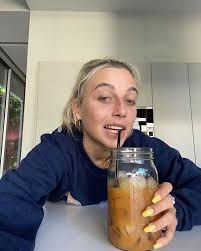 Chamberlain Coffee On Instagram Emmachamberlain Doesn T Do Anything Except Take Selfies And Drink Coffee As U Can See Emma Chamberlain Chamberlain Emma