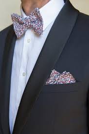 Costume Noir Et Noeud Papillon De Couleur Pour Votre Mariage By Toxant Wedding Suit Costume Marie Costume Costume Mariage