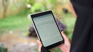 Saya selalu baca tanpa menutup aurat. Bolehkah Wanita Haid Membaca Alquran Melalui Hp Ini Penjelasannya Orami
