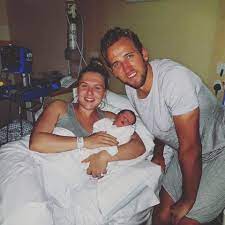 Bio, birth dates and pregnancy updates for england football captain harry kane, fiance kate goodland, their daughter ivy and their baby on the way. Who Is Harry Kane S Wife Katie Goodland And Do They Have Children