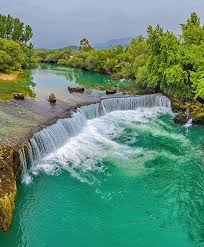 Прибрежная зона имеет крутые многометровые перепады высоты (хорошо заметные в старом городе), на одном из них находится водопад. 7 Vodopadov Antalii Dyuden Kurshunlu Manavgat I Drugie Gidzilla