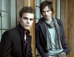 Ihre tante jenna sommers, die jüngere schwester der mutter, ist nach mystic falls gekommen, um sich um sie und ihren jüngeren bruder jeremy zu als der neue mitschüler stefan salvatore auf der bildfläche erscheint, weckt er sofort elenas interesse. Vampire Diaries Staffel 7 Wann Ist Der Deutsche Start Kommt Staffel 8 Kino De
