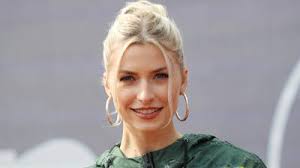 Filter by lena gercke category. Ex Bachelorette Nadine Klein Probiert Hochzeitskleider An