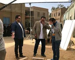 أكرم حسني إعلامي وممثل مصري، مواليد 10 سبتمبر 1974، حصل على بكالوريوس الإعلام من جامعة القاهرة، كما حصل على دبلومتين في العلاقات العامة، وهو متزوج ولديه ابنتان. ØµÙˆØ± Ø§Ù„ÙƒÙˆÙ…ÙŠØ¯ÙŠØ§ ØªØ³ÙŠØ·Ø± Ø¹Ù„Ù‰ Ù…Ø´Ø§Ù‡Ø¯ Ù…Ø­Ù…Ø¯ Ù…Ù…Ø¯ÙˆØ­ ÙÙ‰ Ø§Ù„ÙˆØµÙŠØ© Ø±Ù…Ø¶Ø§Ù† 2018 Ø¹ÙŠÙ†