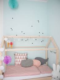 Babyzimmer mit punktestickern und 'wald' textilien. Kinderzimmer Ideen Das Neue Kinderzimmer Mit Hausbett Kinder Zimmer Kinderzimmer Kinder Zimmer Madchen