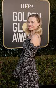 Margot elise robbie (born 2 july 1990) is an australian actress. Margot Robbie Wears Chanel Dress With Leg Slit To Golden Globes In 2021