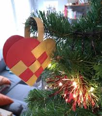 Le premier consiste à découper des décorations rondes en papier, qu'il faudrait ensuite. Julehjerter Ou Comment Fabriquer Soi Meme De Belles Decorations De Noel Actualites Petit Viking