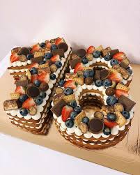 Tort Cifra Medovye Korzhi Nezhnyj Krem Chiz I Domashnyaya Karamel Deserty Hudozhestvennye Torty Tort Na Den Rozhdeniya