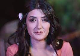 'mosso', i̇talyanca bir müzik terimi olmakla birlikte ve 'gittikçe hızlanarak' anlamına geliyor. Melek Mosso Kimdir Nereli Kac Yasinda Boyu Kac Hayati