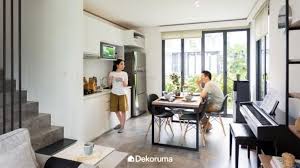 Anda bisa menambahkan beberapa tanaman di sepanjang jalan yang. Desain Rumah Mungil Monokrom Cocok Untuk Pasangan Muda