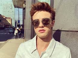 But the question is how to take a cute selfie with your. Cameron Dallas Height Age Girlfriend Biography Wiki Net Worth Tg Time