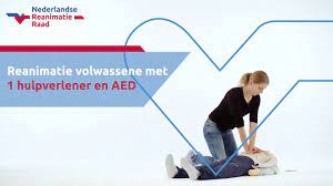 Officiële demonstratievideo van de basale reanimatie van een volwassenen volgens de richtlijnen van de nederlandse. Jhyt8bgxsf4vam
