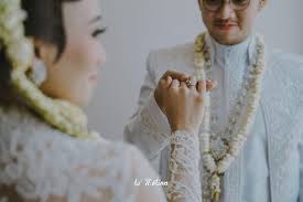 Banyak sekali spot foto untuk prewedding , di pendopo, kolam, gerbang istana. Le Motion Photo Fanda Ifan Wedding Festive In Surabaya Pernikahan Adat Jawa Di Surabaya