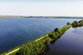 Also excellent for hiking, cycling or running, however very narrow. Een Wandeling Dwars Door De Reeuwijkse Plassen