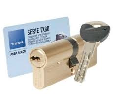 Cilindro tesa tx80 de latón niquelado con dos entradas de llave con leva especial corta para puerta metálica. Tesa Tx80 50