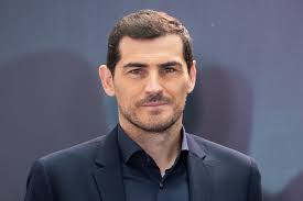 Iker Casillas promociona (y se zampa) los chuletones de su primo del pueblo 