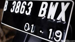 Pastinya plat nomor ini jumlahnya sepasang, untuk ditempelkan di bagian depan serta belakang kendaraan. Tahu Nggak Arti Huruf Dan Angka Di Plat Nomor Kendaraan Bermotor