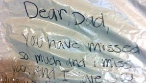 Frases de cumpleaños para mi padre fallecido el hombre que siempre estuvo junto a ti, te cuidó y te entregó su amor incondicional es alguien irremplazable, que cuando se va deja una profunda tristeza en tu corazón. Facebook Mando Carta A Su Padre Fallecido E Internet Contesto Redes Sociales El Comercio Peru