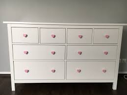 Hier Entsteht Ein Neues Kinderzimmer Die Kommode Wurde Mit Rosa Herz Mobelknopfen Von Meingriff De Verschonert Kinder Zimmer Kinderzimmer Zimmer