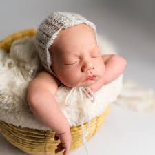 September is almost fully booked! If you're due soon, now is the time to  lock in your $350 newborn shoot. Don't miss those tiny details that  disappear so fast.