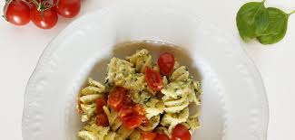 Leggi consigli, ingredienti, tempi e modalità di preparazione delle nostre gustosissime ricette con la salsiccia. Pasta Con Crema Di Ricotta E Pesto Di Basilico E Zucchine