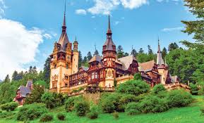 Este printre subiectele favorite ale fotografilor, locul de întalnire al îndrăgostiților și una din cele mai înguste străduțe ale europei. AtracÈ›ii È™i Obiective Turistice Prahova Ii