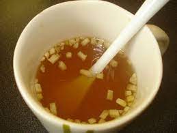 Les maux de gorge sont très inconfortables, mais ils ne devraient pas être négligés. Comment Contrer Les Maux De Gorge Et La Toux Avec Du Gingembre Du Citron Et Du Miel Entrez Dans La Lumiere