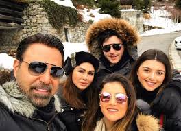 لقاء جديد يجمع حماقي وزوجته بعد عودتهما من الانفصال. Ù…ÙˆÙ‚Ø¹ Ø®Ø¨Ø±Ù†ÙŠ Ø¹Ø§ØµÙŠ ÙˆØ²ÙˆØ¬ØªÙ‡ ÙˆØ§Ø¨Ù†ØªÙ‡ ÙÙŠ ÙƒÙ„ÙŠØ¨ Ù‚Ø¯ÙŠÙ… ÙÙŠØ¯ÙŠÙˆ