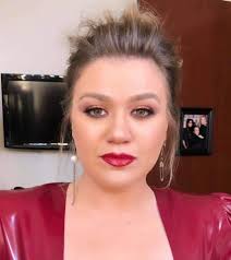 Kelly Clarkson looking stunning 🔥🔥🔥