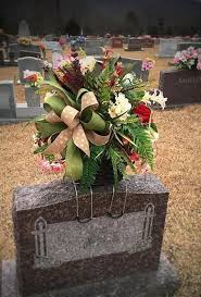 Resultat D Images Pour Flower Saddle For Tombstones Cemetery Flowers Memorial Flowers Funeral Floral Arrangements