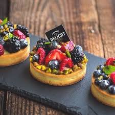Fruits Et Pistaches Une Combinaison Parfaite Et On Adore Les Tartelettes Aux Fruits Fruit Tart Desserts Dessert Recipes