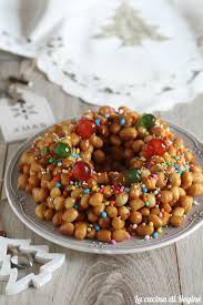 Struffule ˈstrufːulə) is a neapolitan dish made of deep fried balls of sweet dough. Gli Struffoli Dolci Natalizi La Cucina Di Regine
