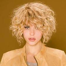 Coiffure Bouclee Camille Albane Coiffure Cheveux Frises Coupe De Cheveux Cheveux Courts Frises