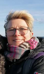 1985 his sister was that Debbie who's in corra