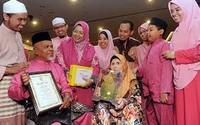 Bekas mufti wilayah persekutuan datuk wan zahidi wan teh diumumkan sebagai tokoh anugerah perdana maulidur rasul 2015. Maulidul Rasul Celebrations Around Malaysia Foto Astro Awani