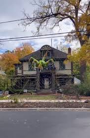 For my web i ended up using 200ft of clothes line, but here i only used 100ft. This Home S Giant Moving Spider Is Next Level Halloween Decor