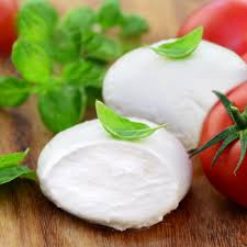 Het is daarom belangrijk dat je de bolletjes goed laat uitlekken. Italienischer Bio Mozzarella Aus Kuhmilch Kasespezialitaten Gustini Feinkost