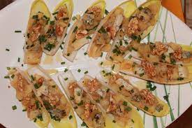Elle pourra aussi servir de marque place si vous le souhaitez. Amuse Bouches Compotee De Pommes Noix Fourme D Ambert Assaisonnement Miel Et Vinaigre De Cidre O My Gout