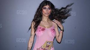Mia Khalifa presume sus braguitas con sexy vestido de Bob Esponja