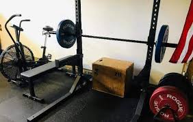 Astoriacannon Home Gym Set Up W Isf Squat Rack Flat Bench And Premium Bushing Bar We Re In The Early Stages Of Working O Home Gym Set Squat Rack Home Gym