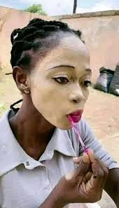 So vhele Dede just puts makeup