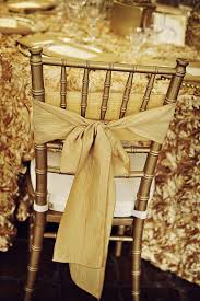 Glittery Gold Gatsby Inspired Wedding Shows How One Color Weddings Can Really Sing Gatsby Wedding Theme Great Gatsby Wedding Great Gatsby Prom