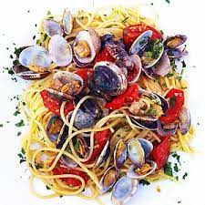 Scolatele e fatele aprire in una larga padella con 2 cucchiaiate d'olio e uno spicchio d'aglio schiacciato. Cookbook Spaghetti Alle Vongole Wikibooks Open Books For An Open World