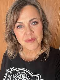 Plum liner for effortless makeup look