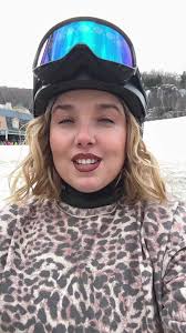 Divirtiéndonos en la nieve con amigas