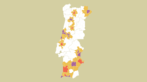 É que apenas nos concelhos de risco muito ou extremamente elevado é que se mantém a proibição de circulação das 13h00 às 5h00 aos sábados, domingos e feriados (1 e. Ha 19 Concelhos Que Podem Nao Desconfinar E Outros 64 Em Risco Saiba Quais Sao Covid 19 Publico