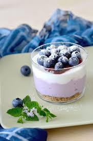 Bicchierini con fragole e crema pasticcera Cheesecake In Bicchiere Con Yogurt E Mirtilli Freschi