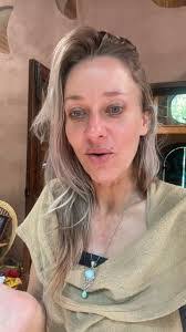 Kari Roat's Instagram, Twitter & Facebook